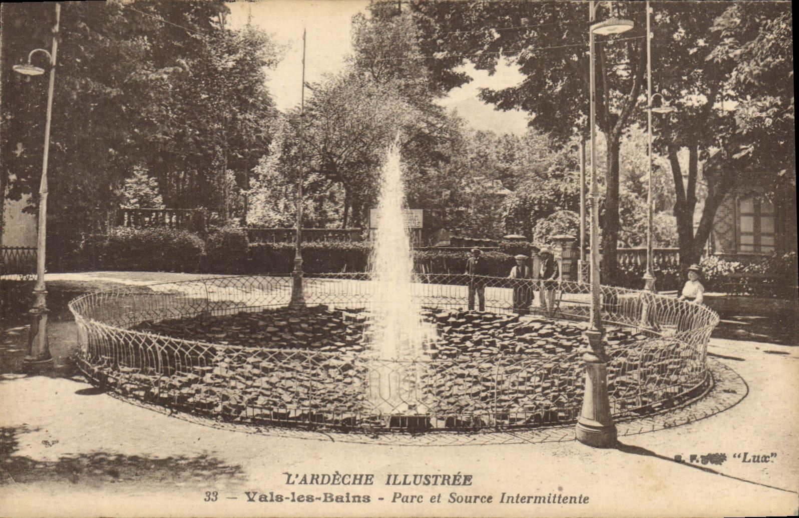 CPA l'Ardeche Illustree Vals les Bains Parc et Source Intermittente 