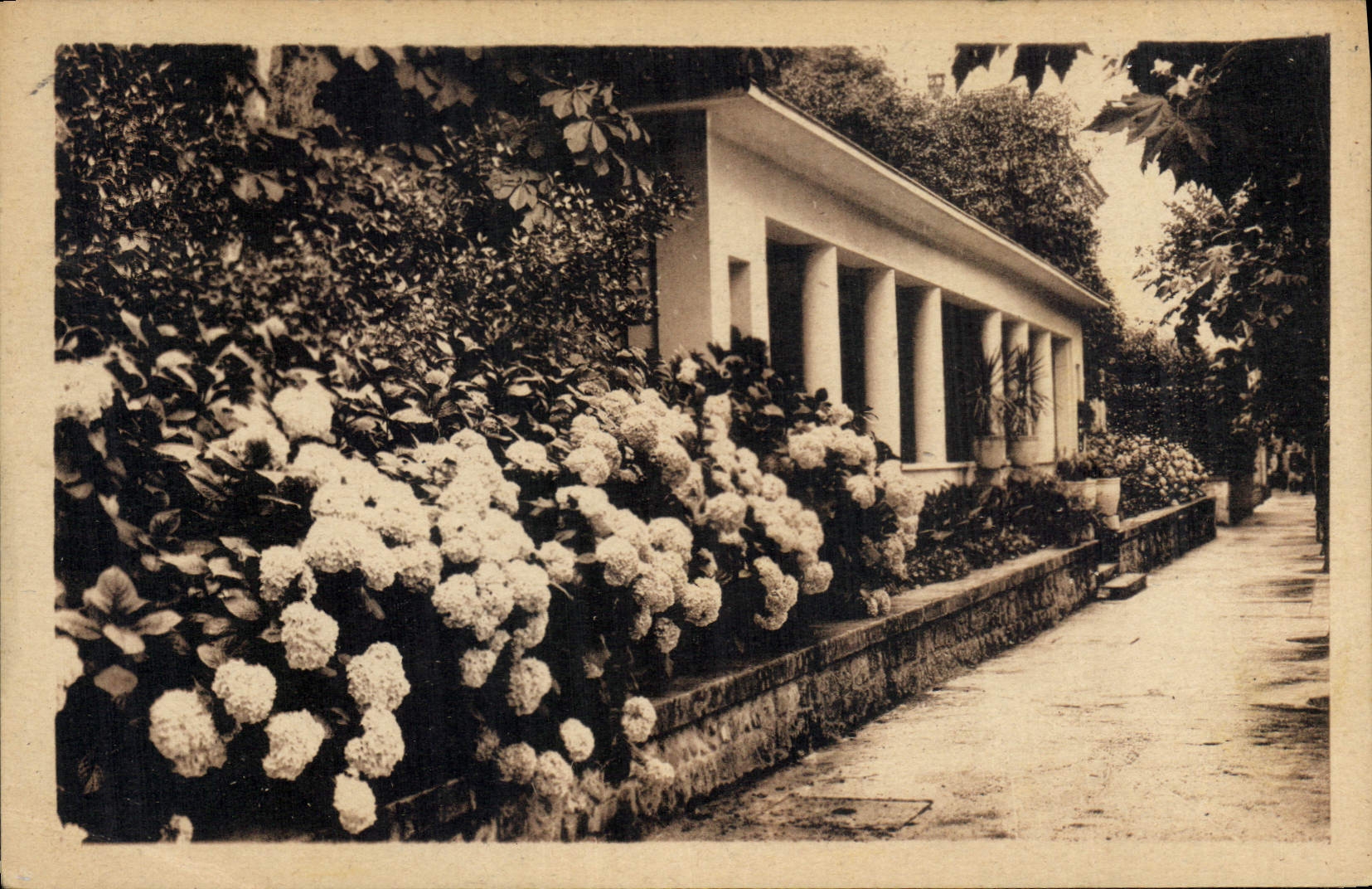 CPA Vals les Bains Coin de Jardin et l'Abri de la Source Saint Jean