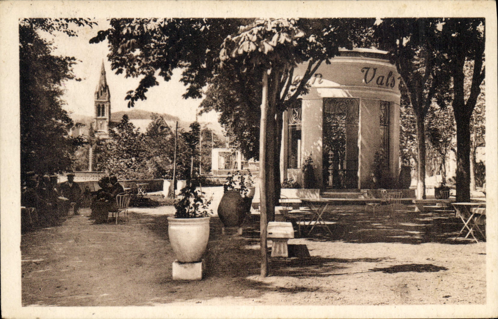 CPA Vals les Bains Square de la Source Vals les Bains St Jean et l'Eglise