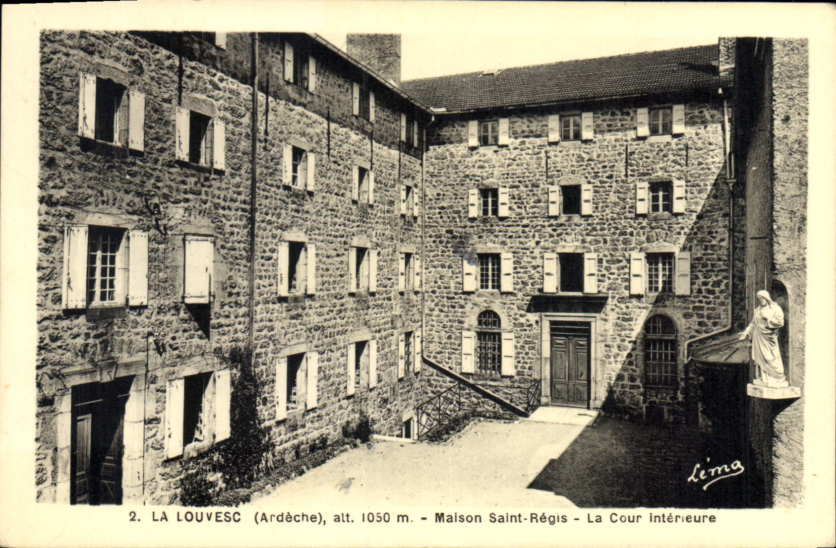 CPA La Louvesc Ardeche Maison Saint Regis La Cour Interieure