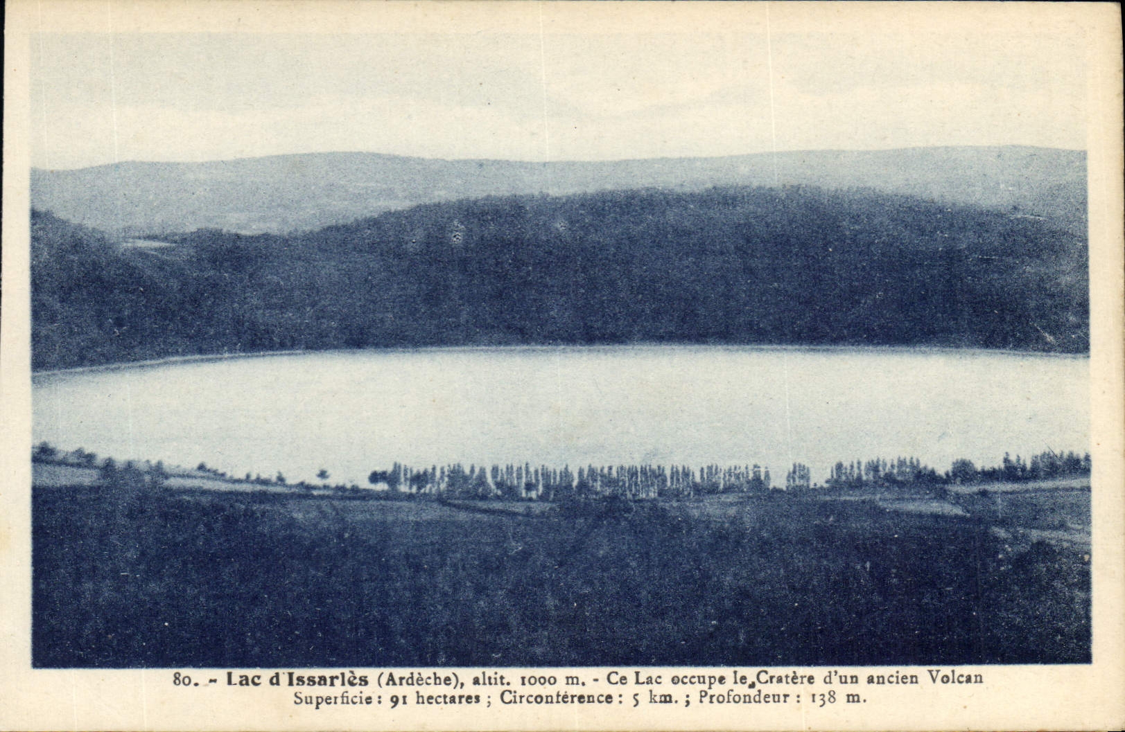 CPA Lac d'Issarles Ardeche Ce Lac occupe le Cretere d'un ancien Volcan 