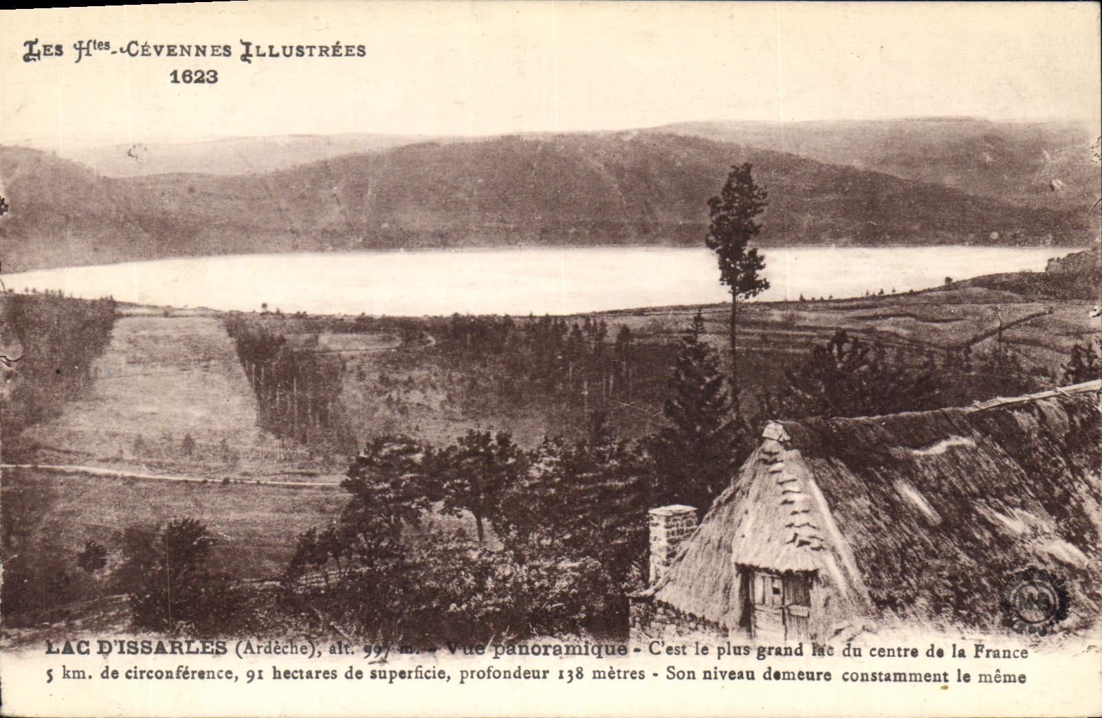 CPA Les Htes Cavennes Illustrees Lac d'Issarles Ardeche Vue panoramique c'est le plus grand vue du c