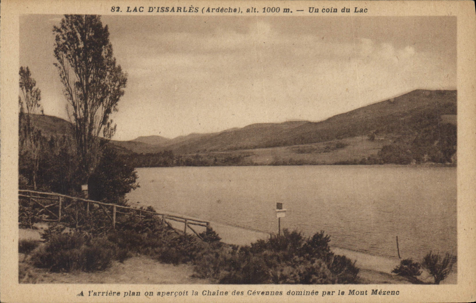 CPA Lac d'Issarles Ardeche Un coin du Lac