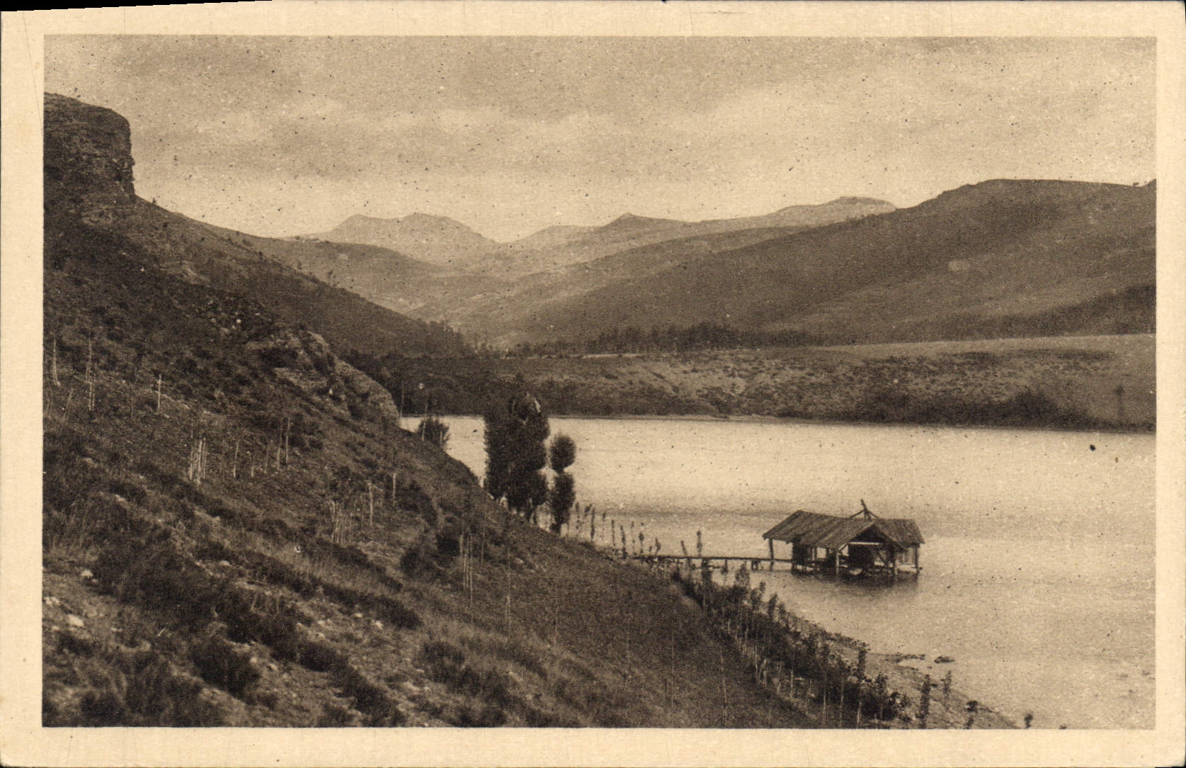 CPA La Region des Cevennes Le Lac Issarles et le Mezenc