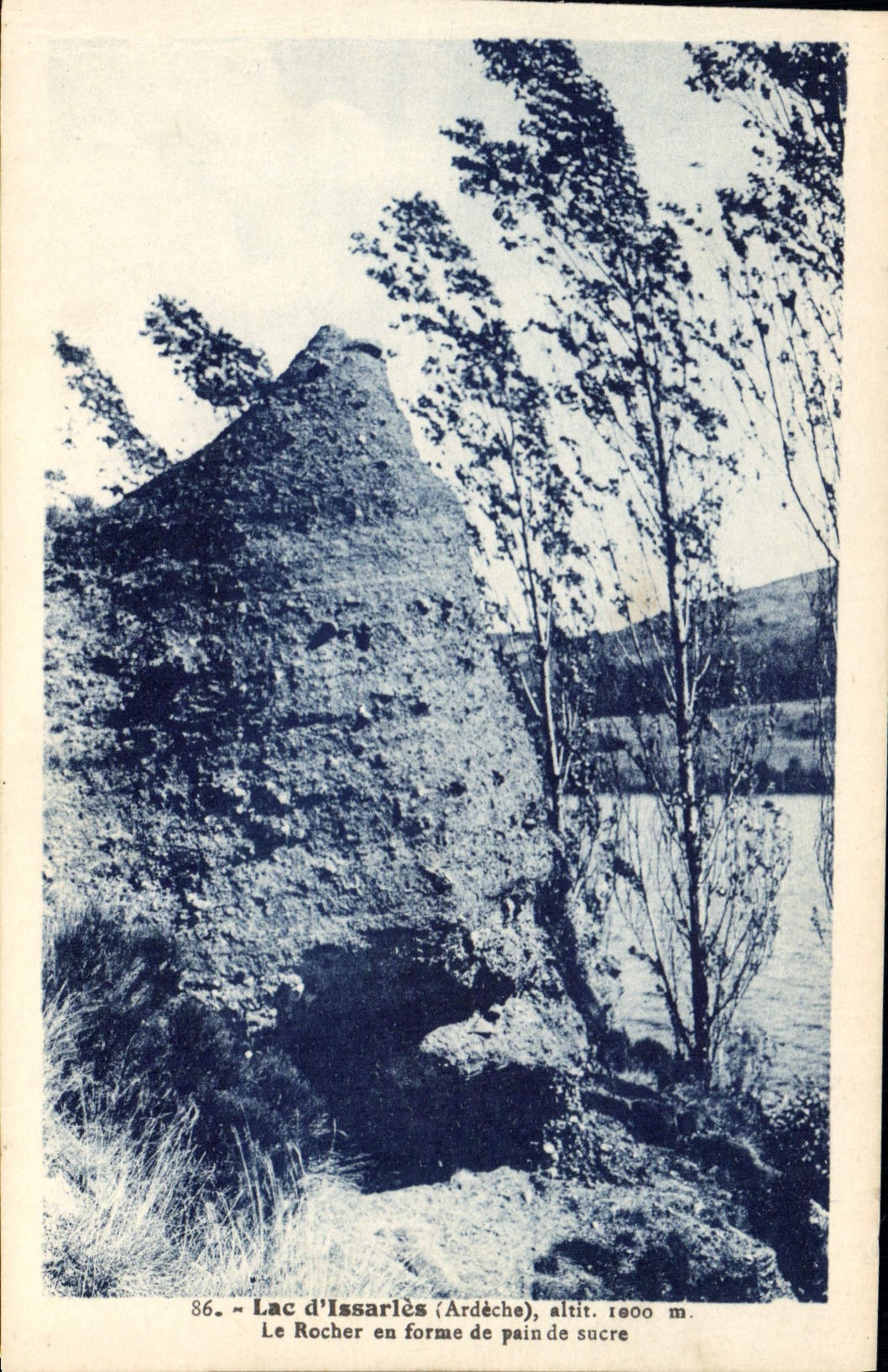 CPA Lac d'Issarles Ardeche Le Rocher en forme de pain du sucre