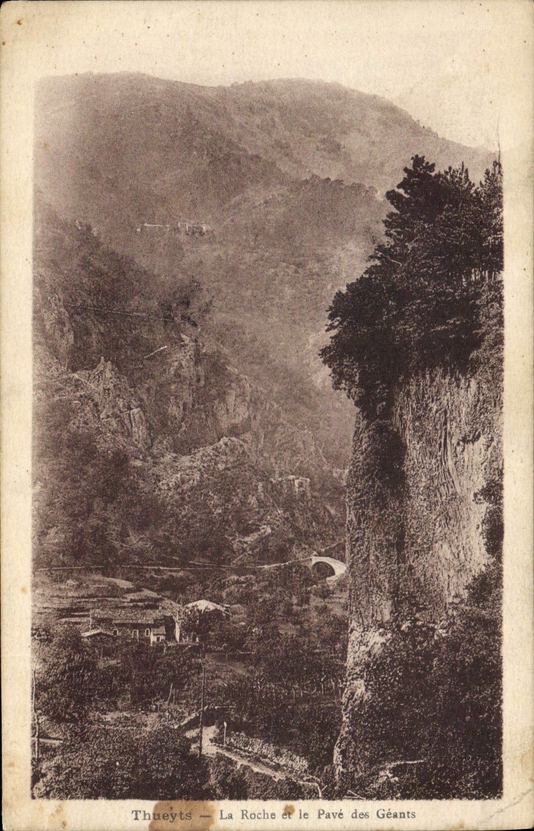 CPA Thyets La Roche et le Pave des Geants