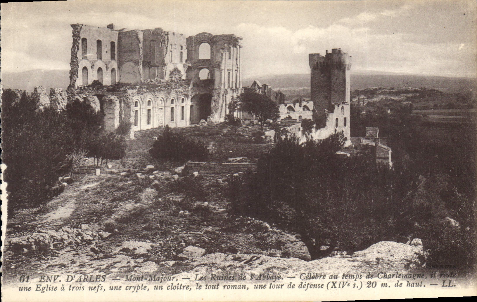 CPA Env d'Arles Mont Majour les Ruines de l'Abbaye celebre au temps de Charlemagne une eglise a troi