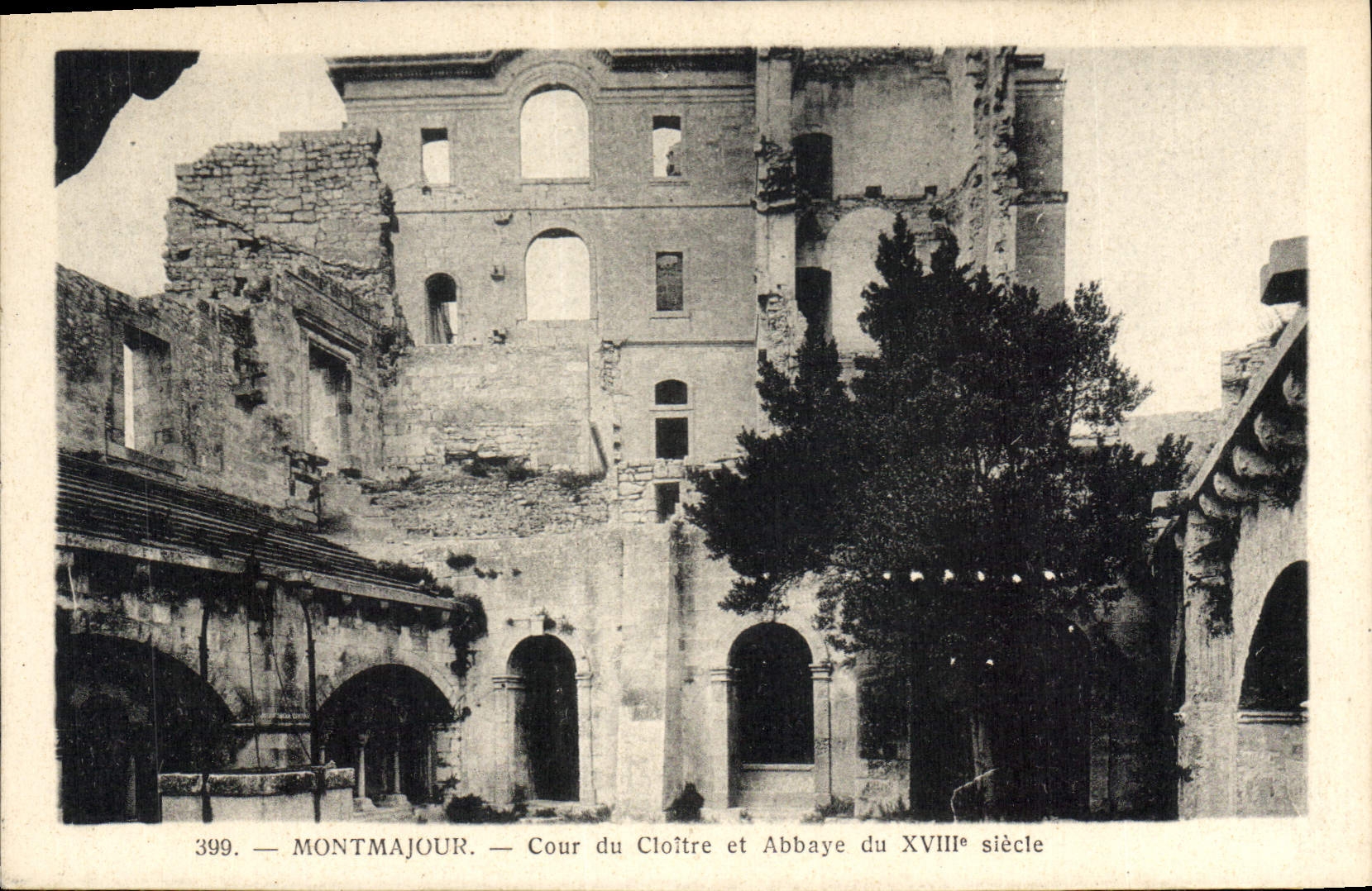 CPA Montmajour Cour du Cloitre et Abbaye du XVIII siecle
