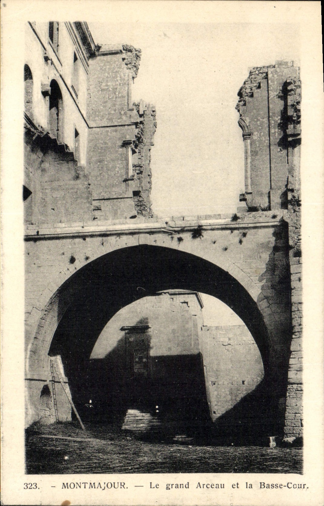 CPA Montmajour le grand Arceau et la Basse Cour