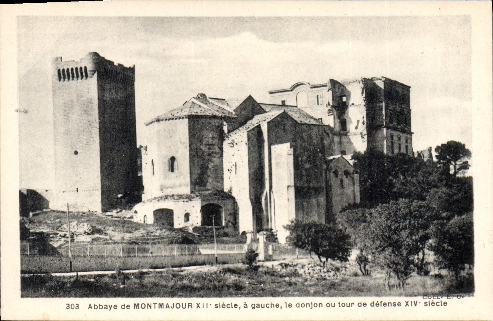 CPA Abbaye de Montmajour XII siecle a gauche le donjon ou tour de defense XIV siecle