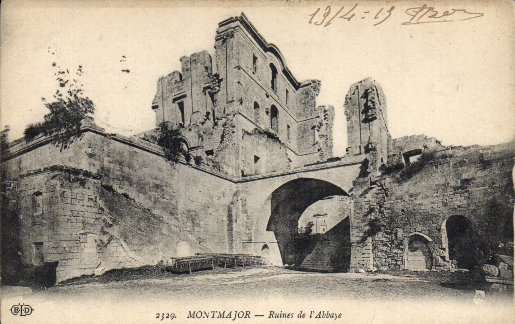 CPA Montmajour Ruines de l'Abbaye 
