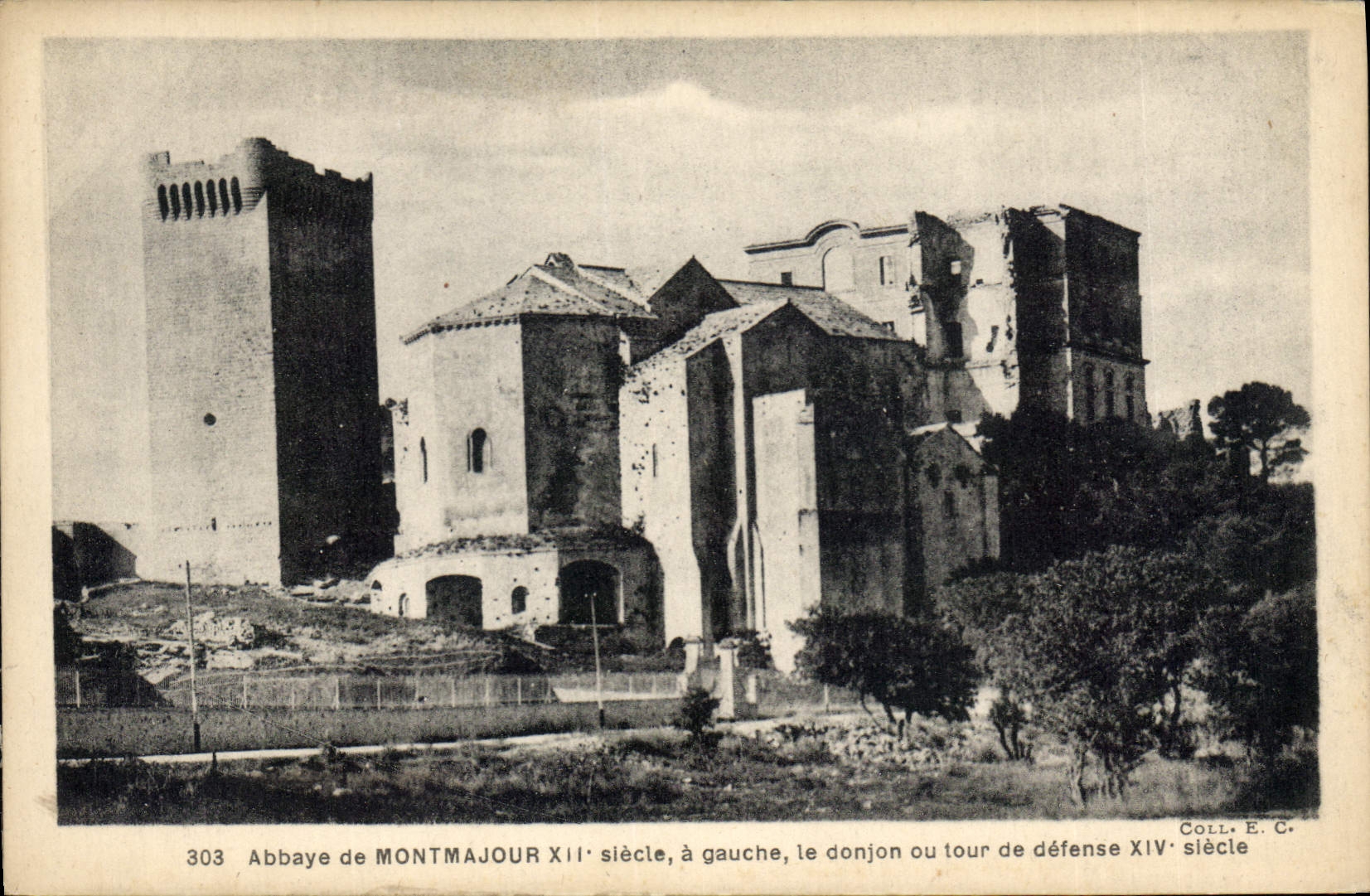 CPA Abbaye de Montmajour XII siecle a gauche le donjon ou tour de defense XIV siecle