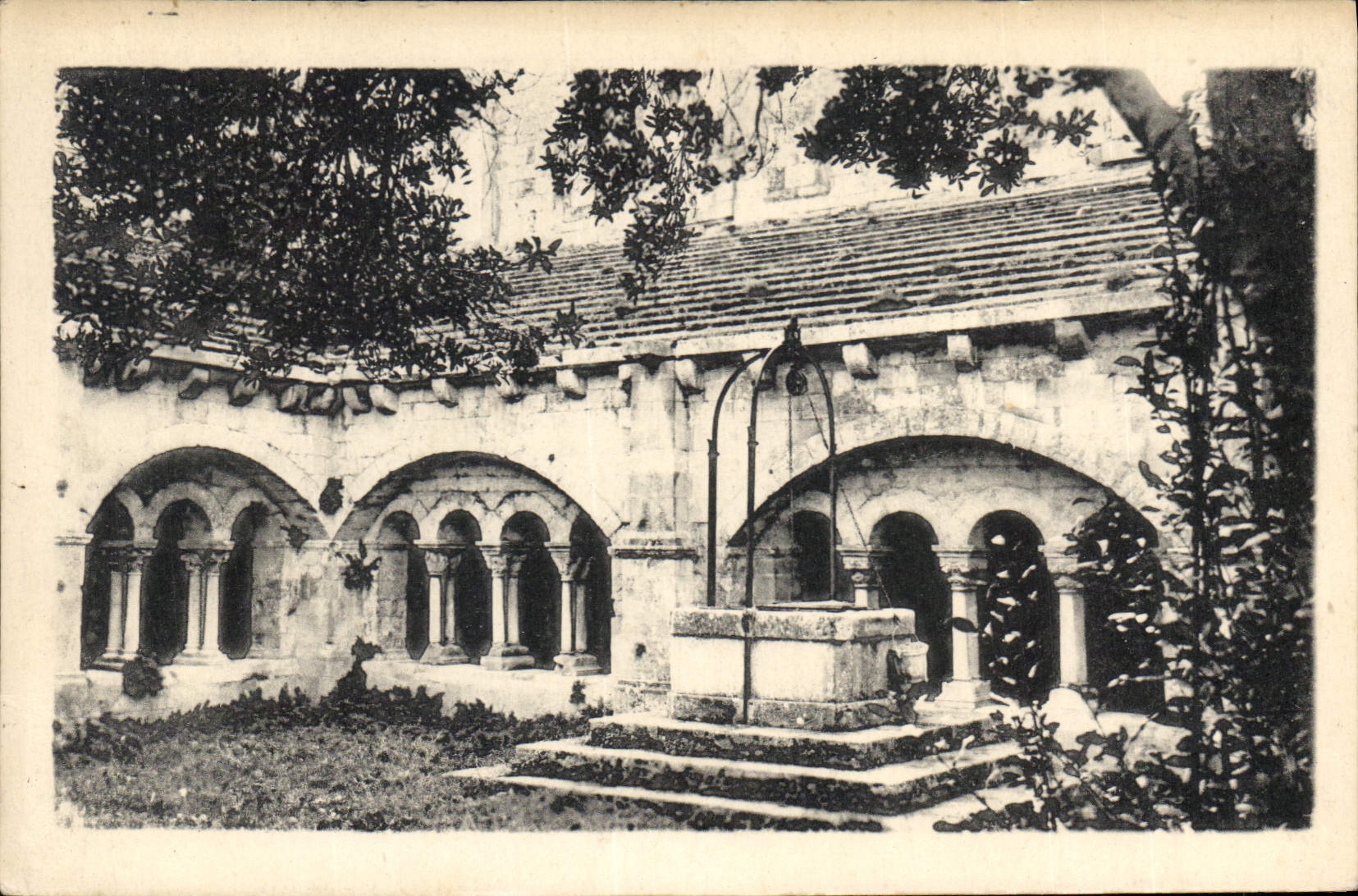 CPA Montmajour Cour du Cloitre le Puits 