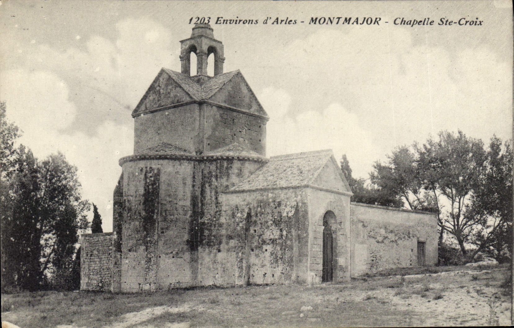 CPA Environs d'Arles Montmajour Chapelle Ste Croix 
