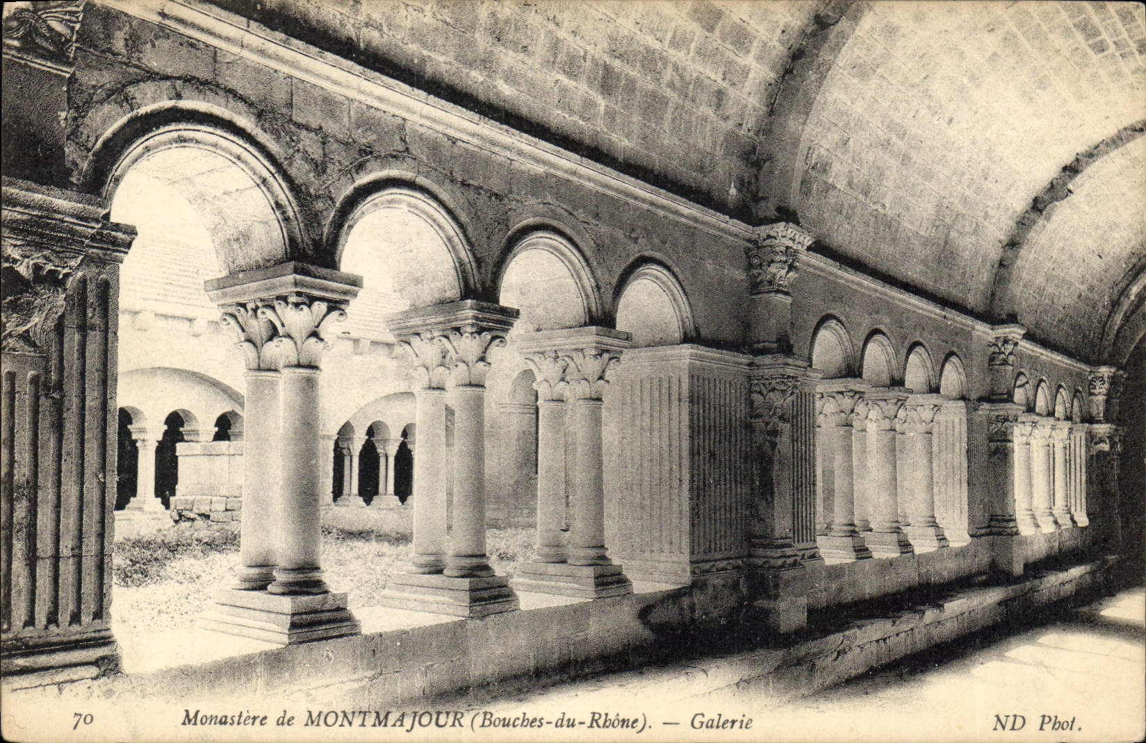 CPA Monastere de Montmajour Bouches du Rhone Galerie 