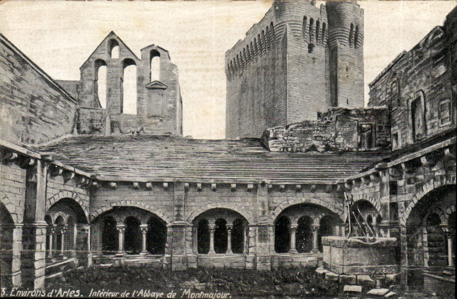 CPA Environs d'Arles interieur de l'Abbaye de Montmajour 
