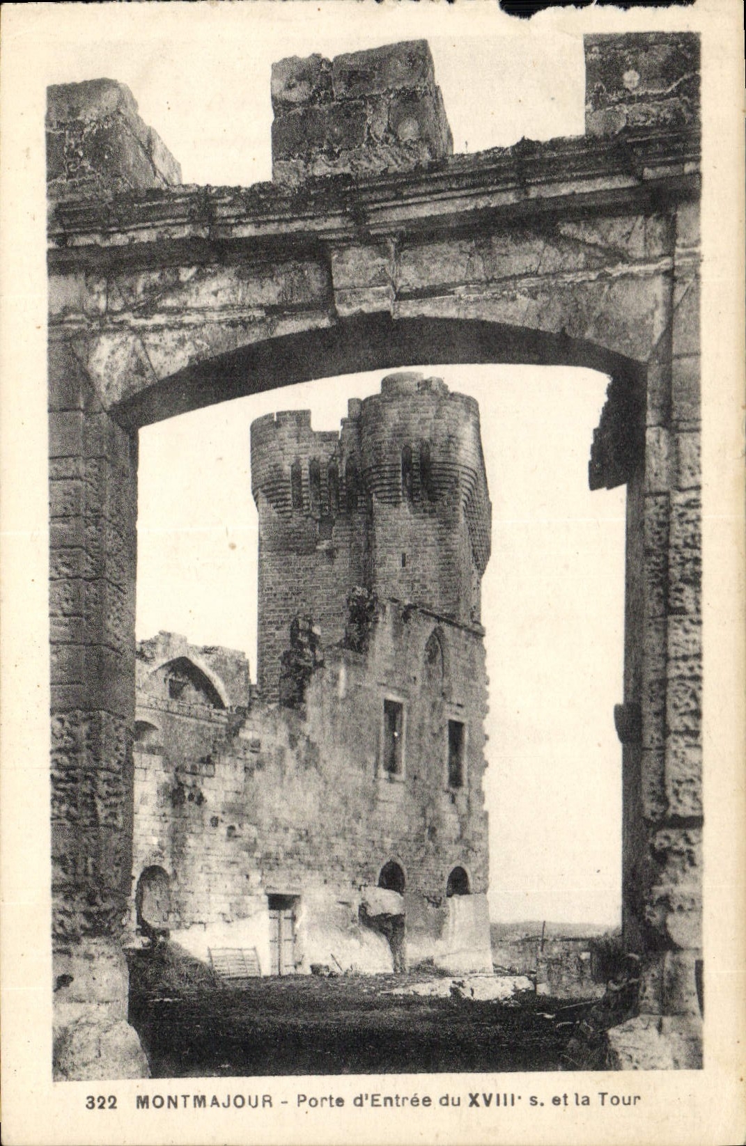 CPA Montmajour Porte d'entree du XVIII S et la Tour 