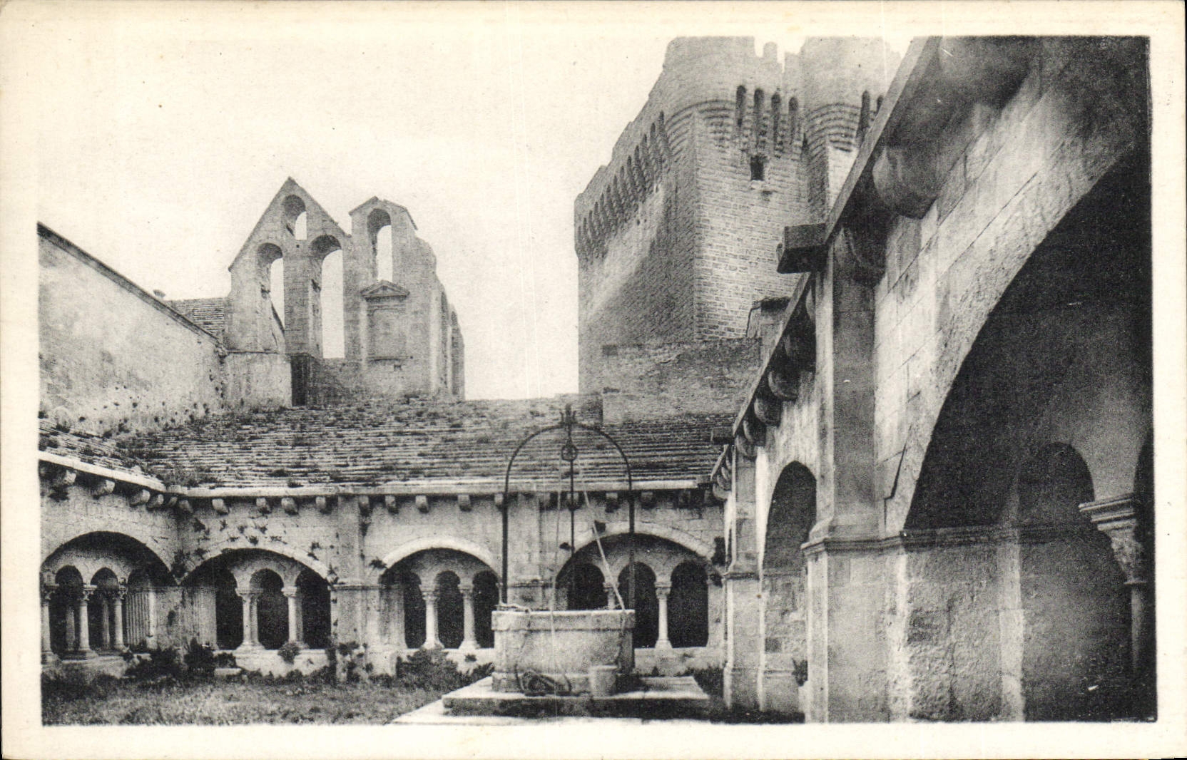 CPA Montmajour Cour du Cloitre Clocher XIV siecle et Tour XIII siecle 