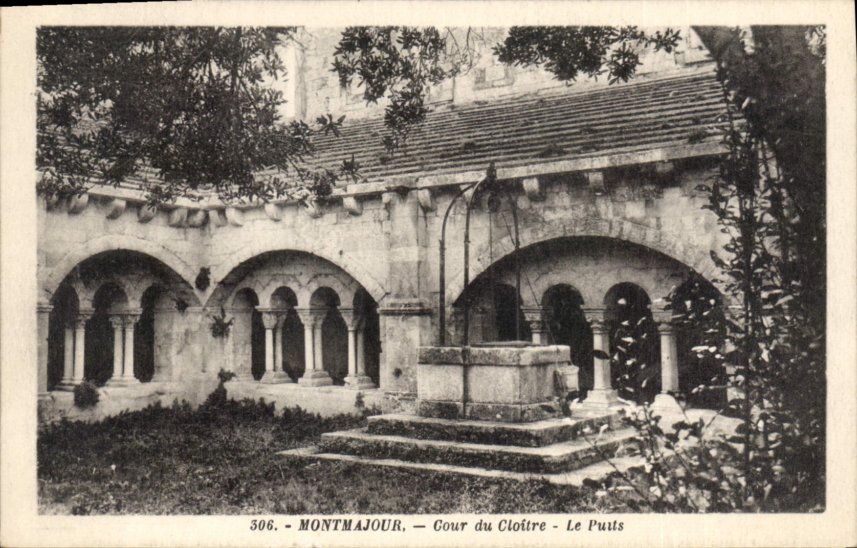 CPA Montmajour Cour du Cloitre le Puits 