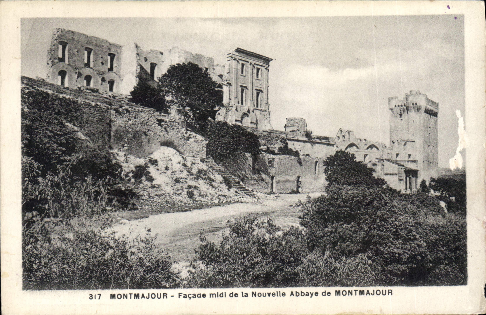CPA Montmajour Facade midi de la Nouvelle Abbaye de Montmajour