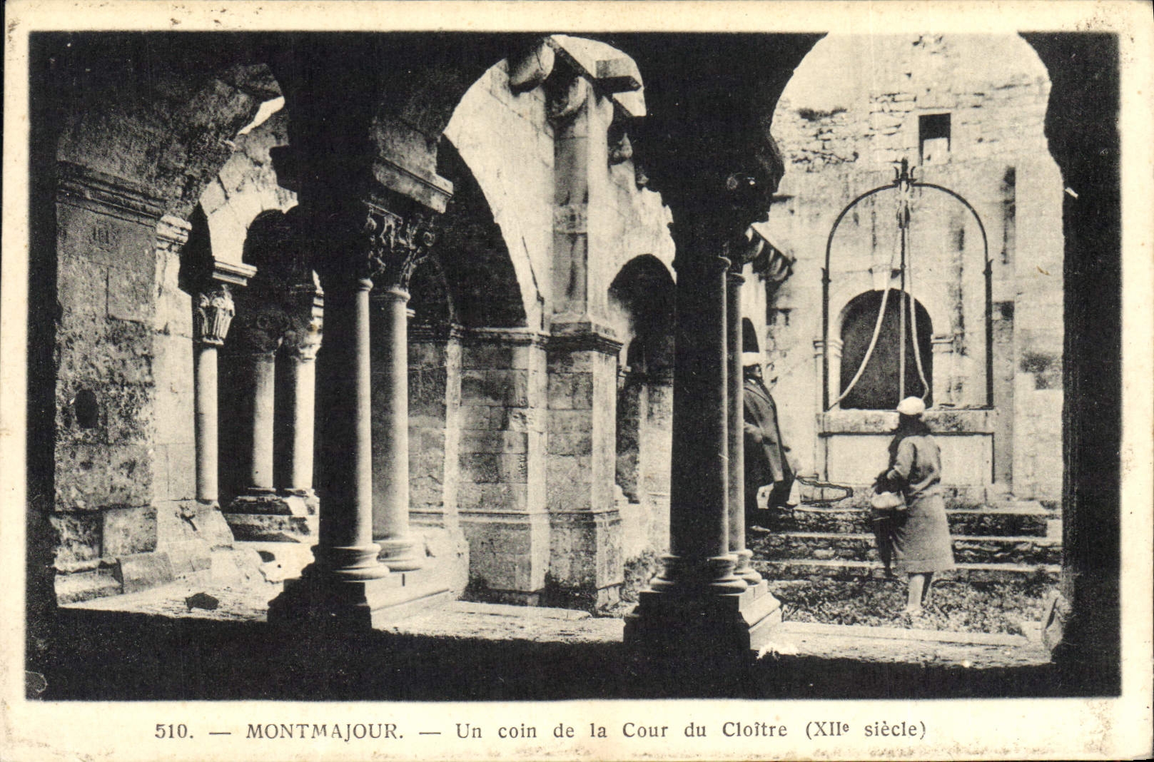 CPA Montmajour un Coin de la Cour du Cloitre XII siecle