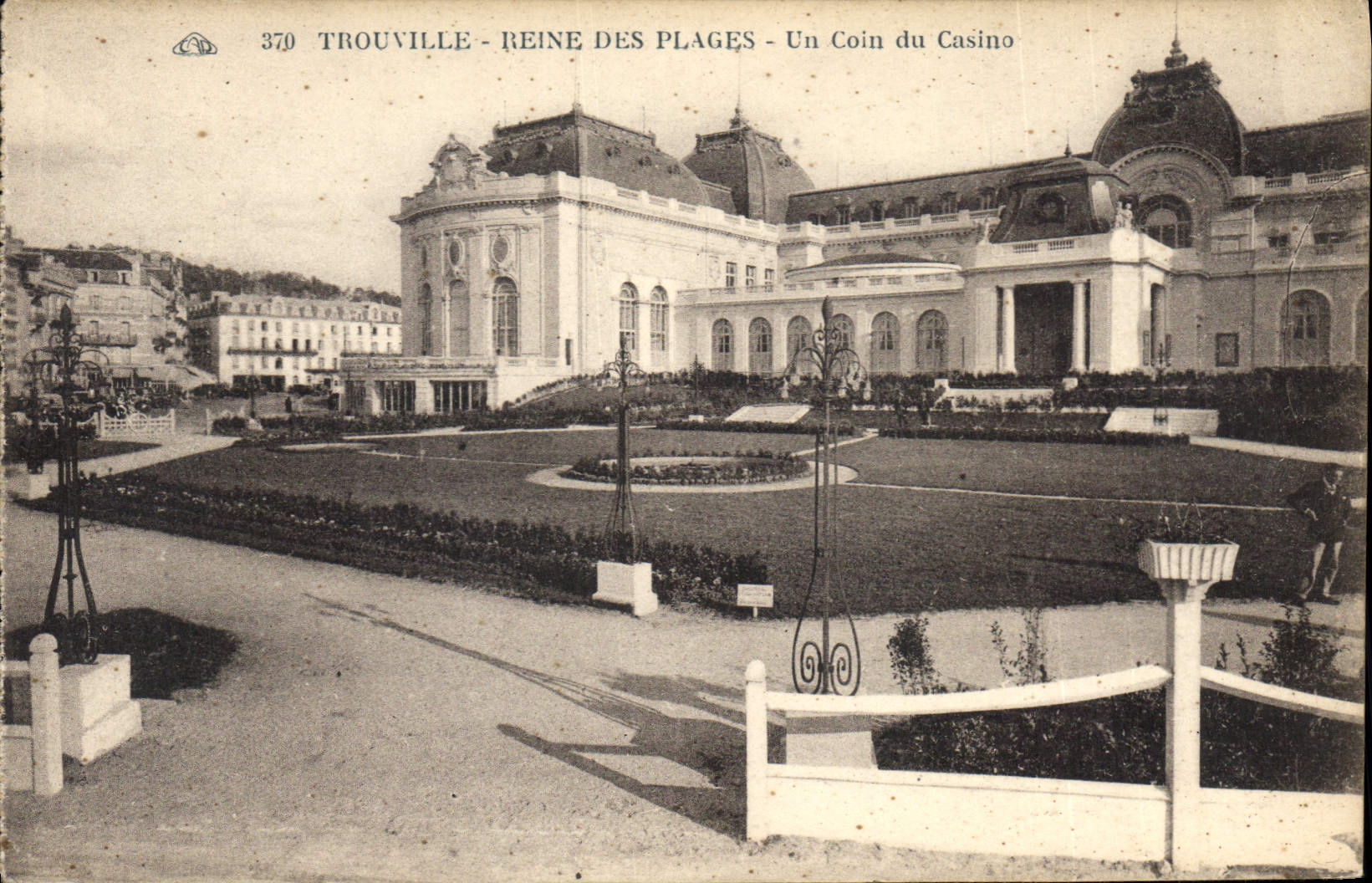 CPA Trouville Reine des Plages un coin du Casino 