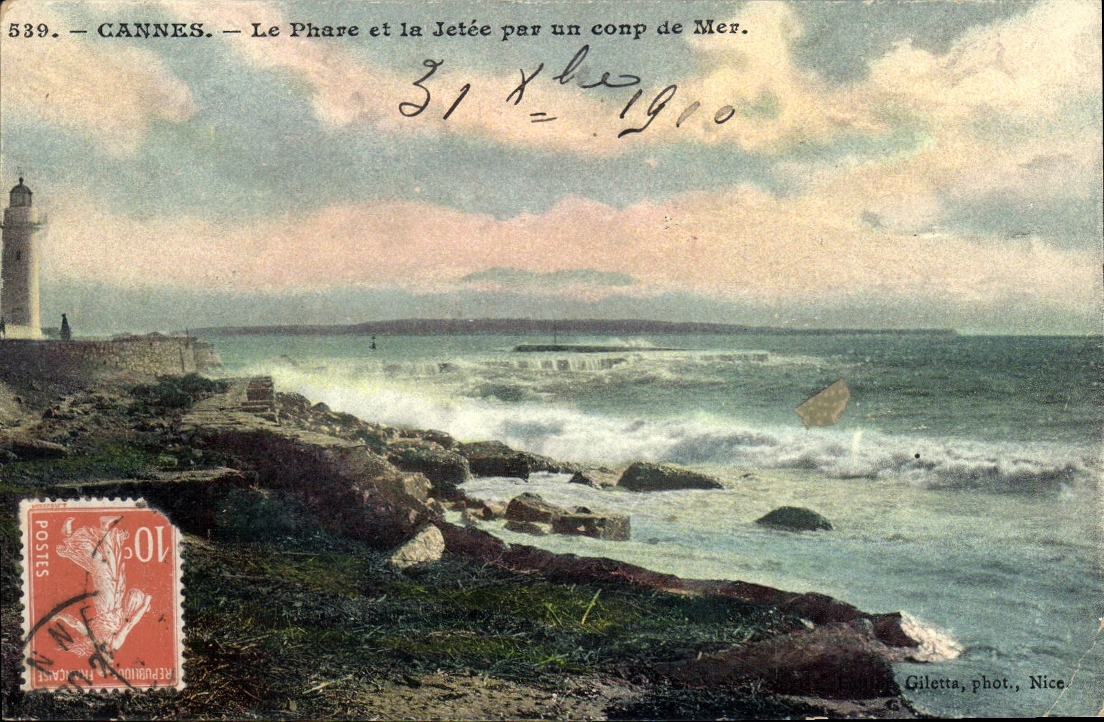 CPA Cannes le Phare et la Jette par un coup de Mer 