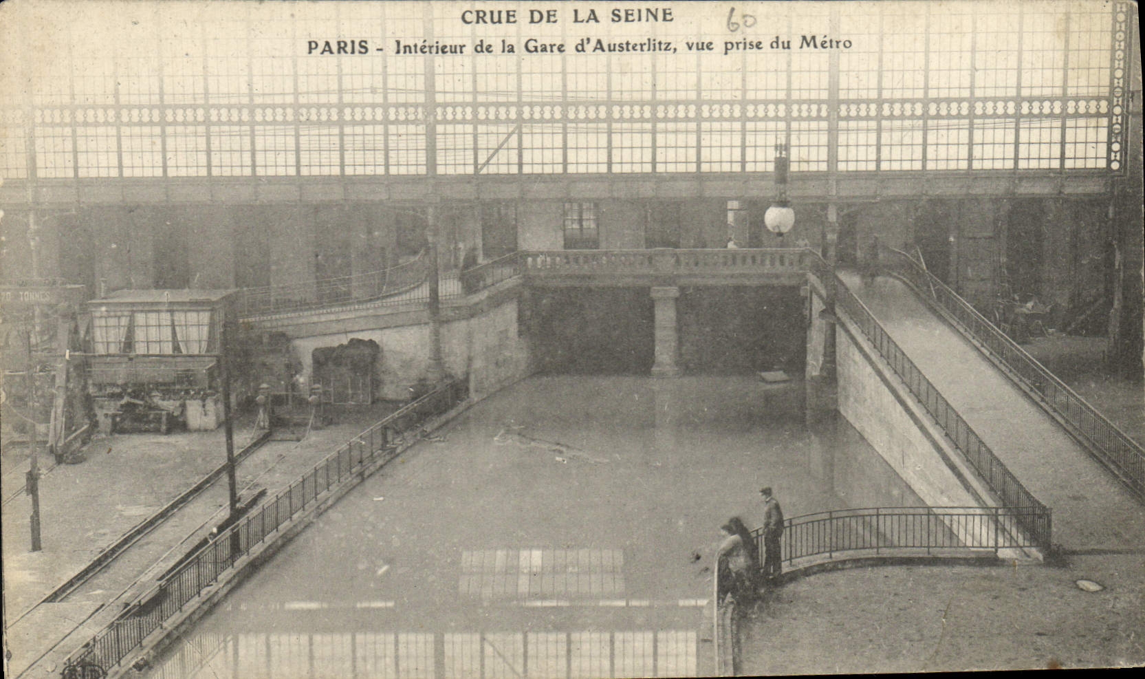 CPA Crue de la Seine Paris interieur de la Gare d'Austerlitz vue prise du Metro