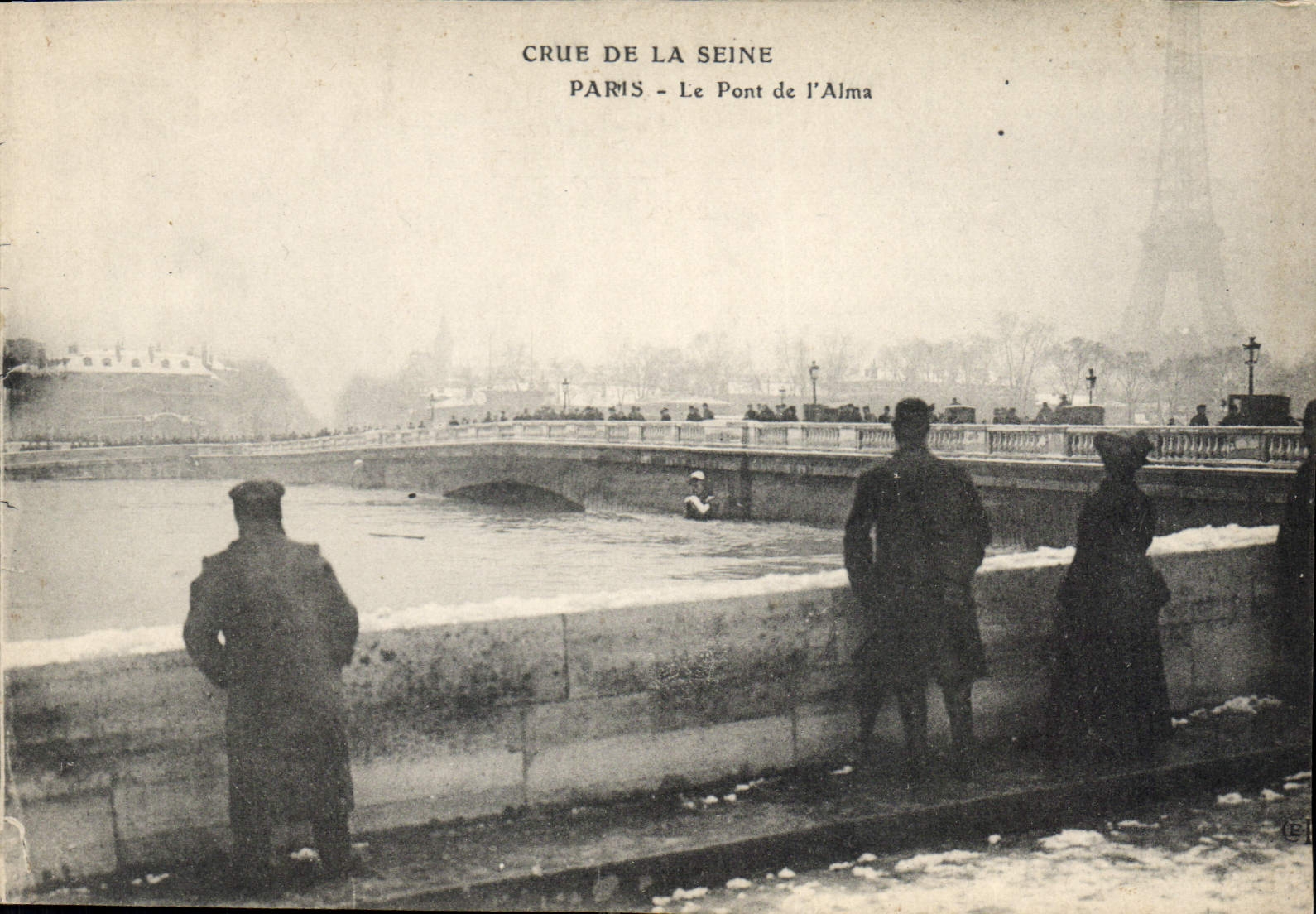CPA Crue de la Seine Paris le Pont de l'Alma Tour Eiffel