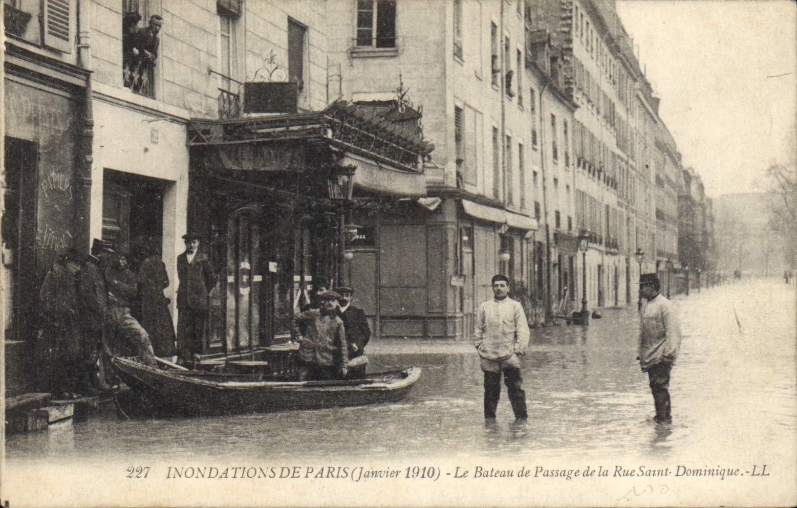 CPA Inondations de Paris Janvier 1910 le bateau de passage de la Rue Saint Dominique