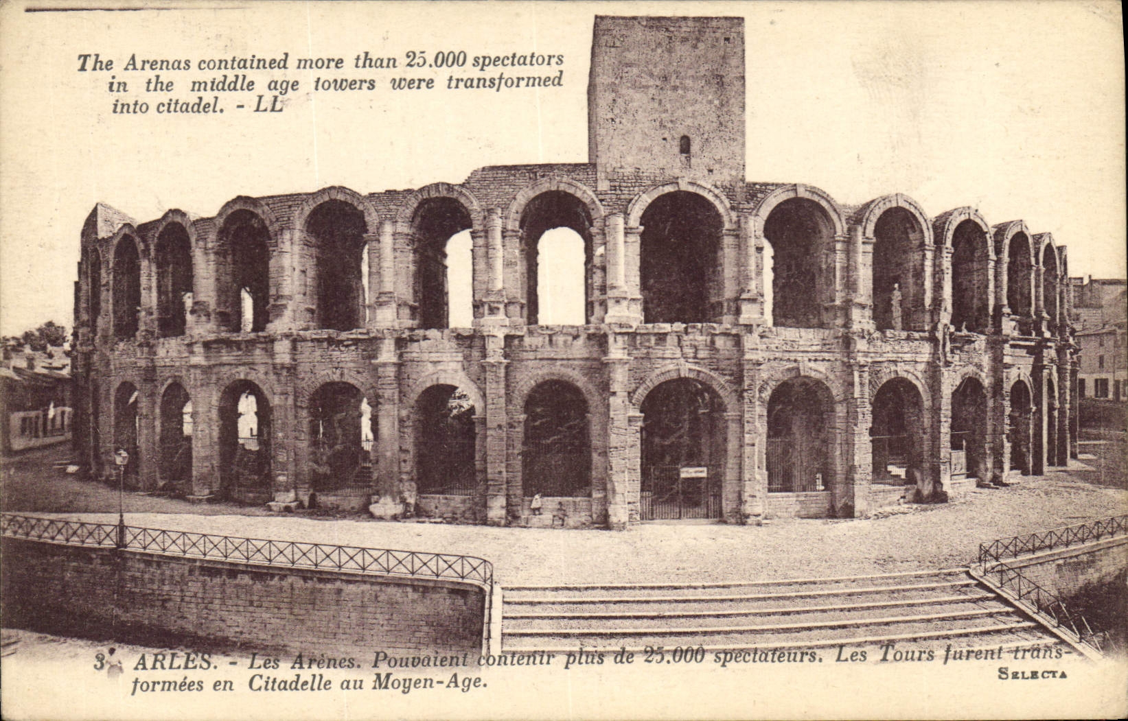 CPA Arles les Arenes les Tours Jurent trans formee en Citadelle au Moyen Age 