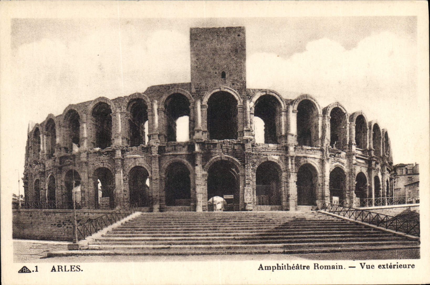 CPA Arles Amphitheatre Romain vue exterieure 