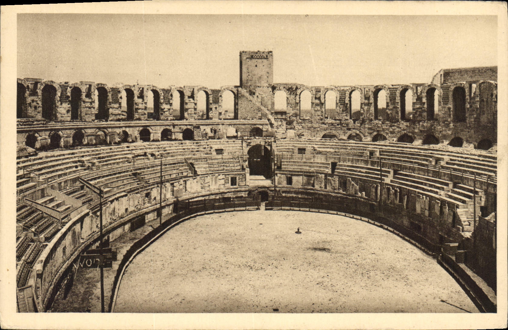 CPA Arles Bouches du Rhone vue generale de l'interieur des Arenes 