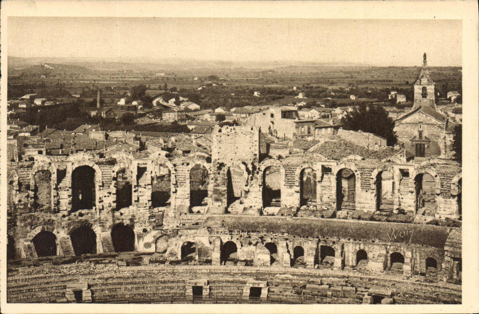CPA Arles Bouches du Rhone vue generale prise des Arenes 