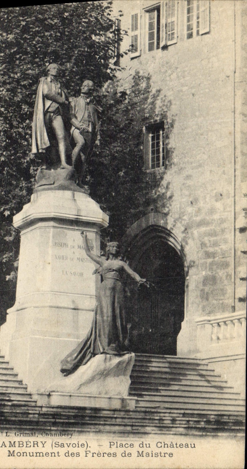 CPA Chambery Savoie place du chateau Monument des Freres de Maistre 