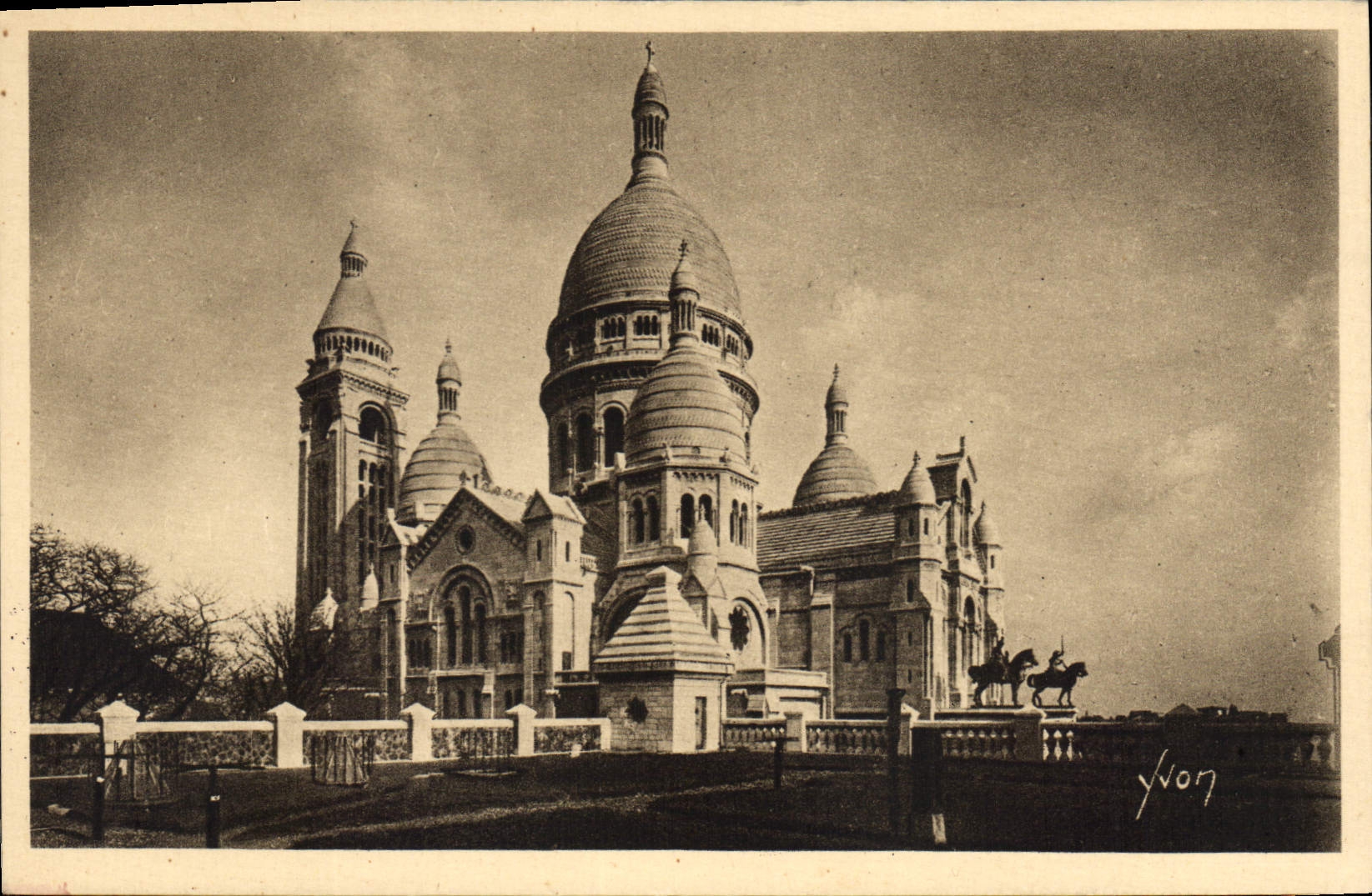 CPA Paris en Flanant Ensemble de la Basilique du Sacre Coeur