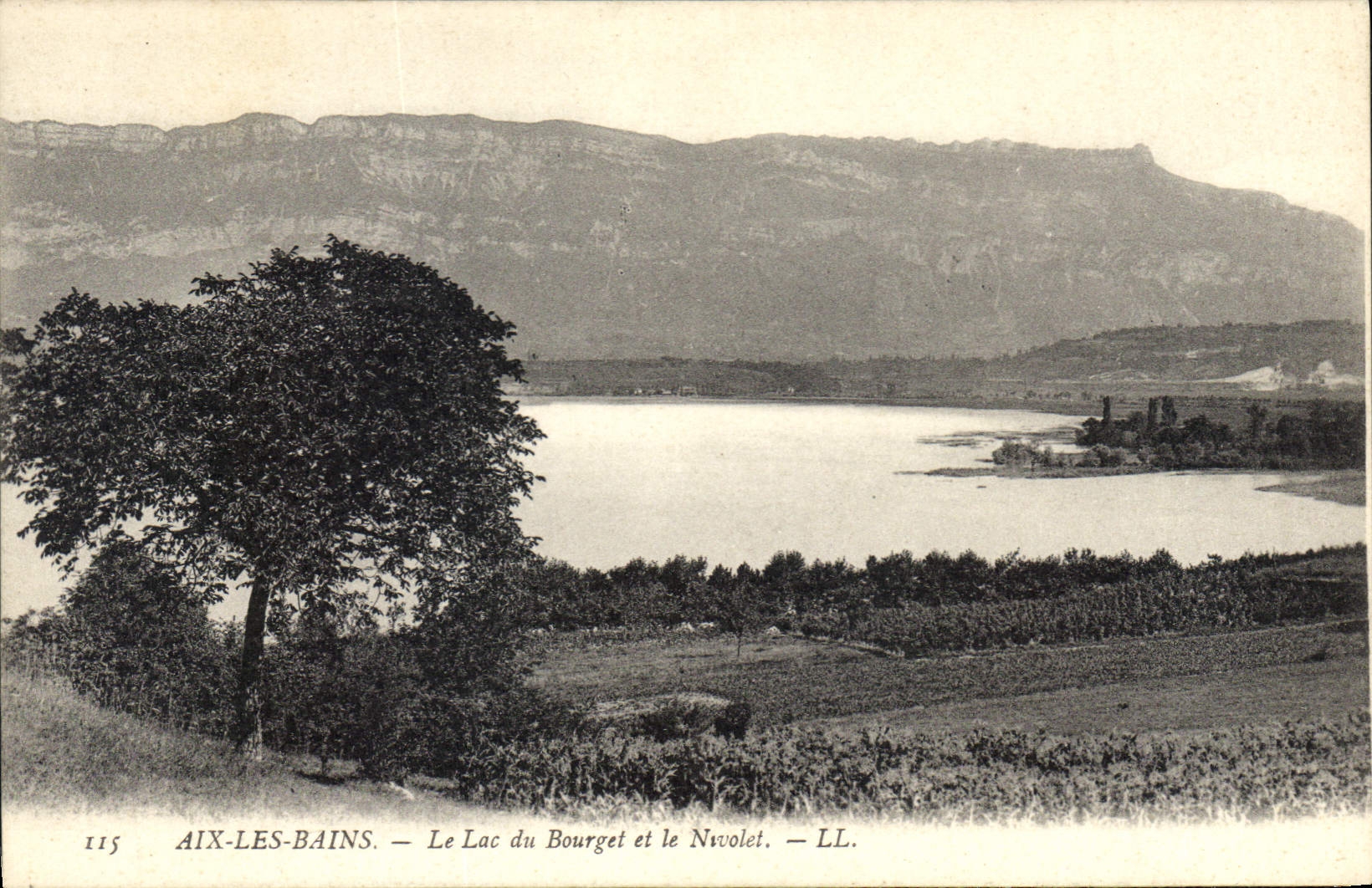 CPA Aix les Bains Le Lac du Bourget et le Novolet 