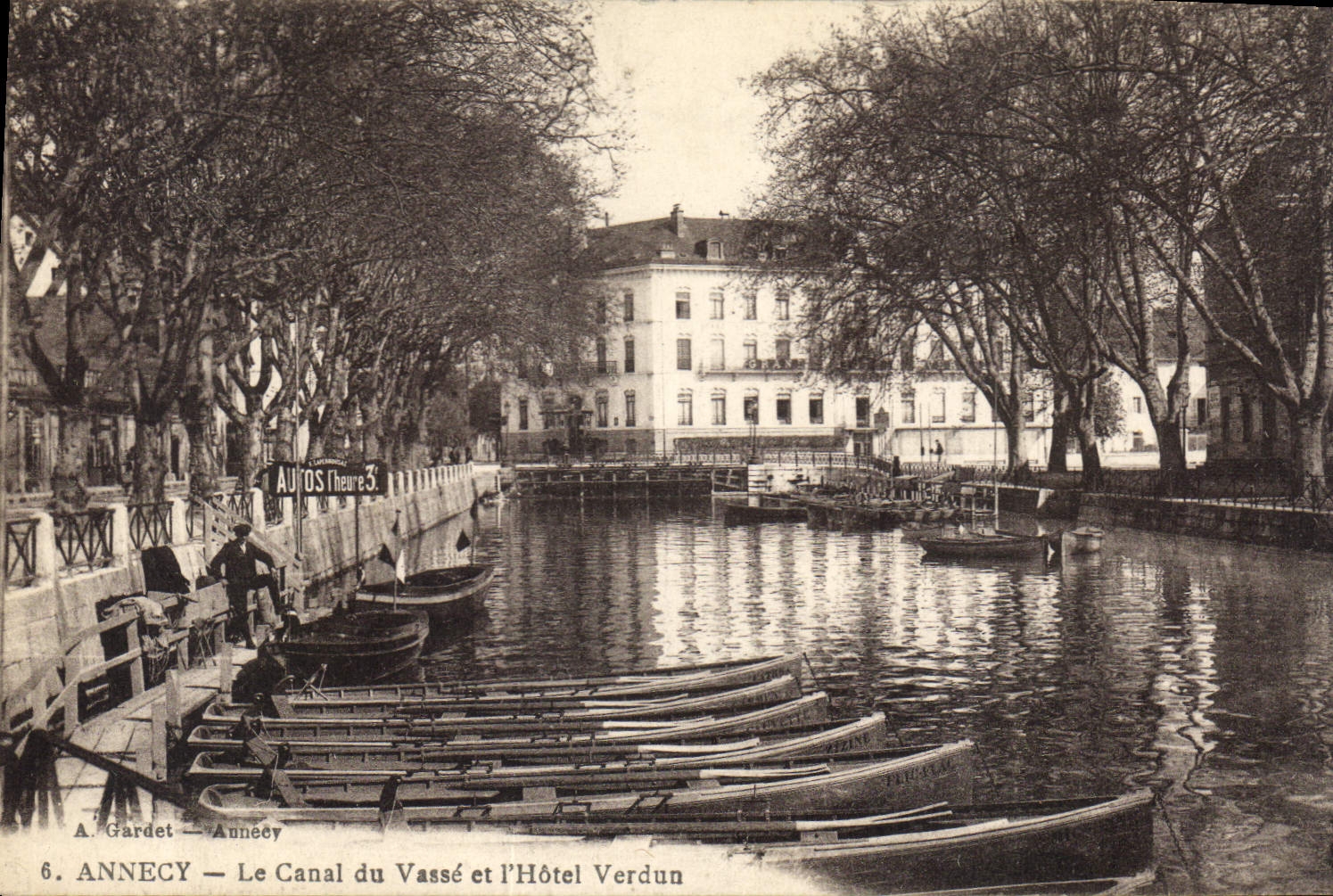 CPA Annecy Le Canal du Vasse et l'Hotel Verdun Bateaux