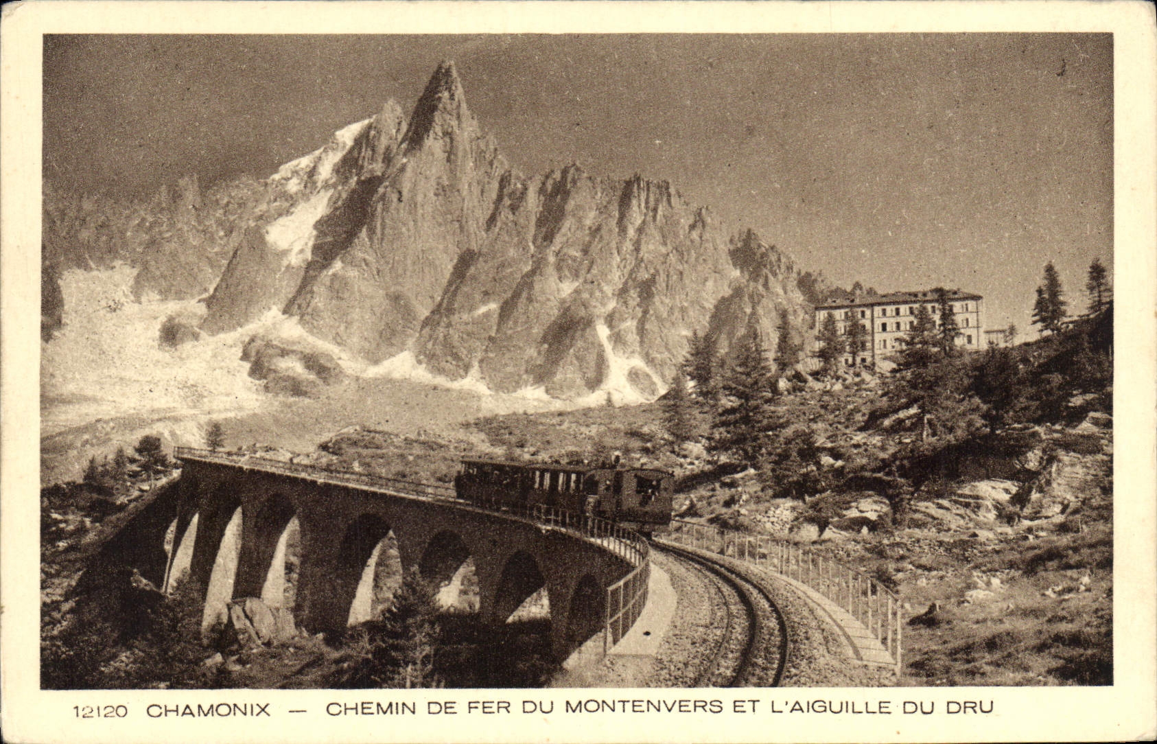 CPA Chamonix Chemin de Fer du Montenvers et l'Aiguille du Dru Train