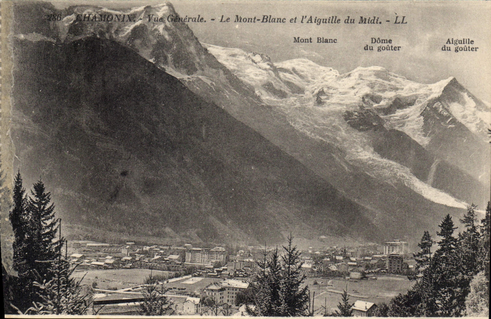 CPA Chamonix Vue generale Le Mont Blanc et l'Aiguille du Midi 