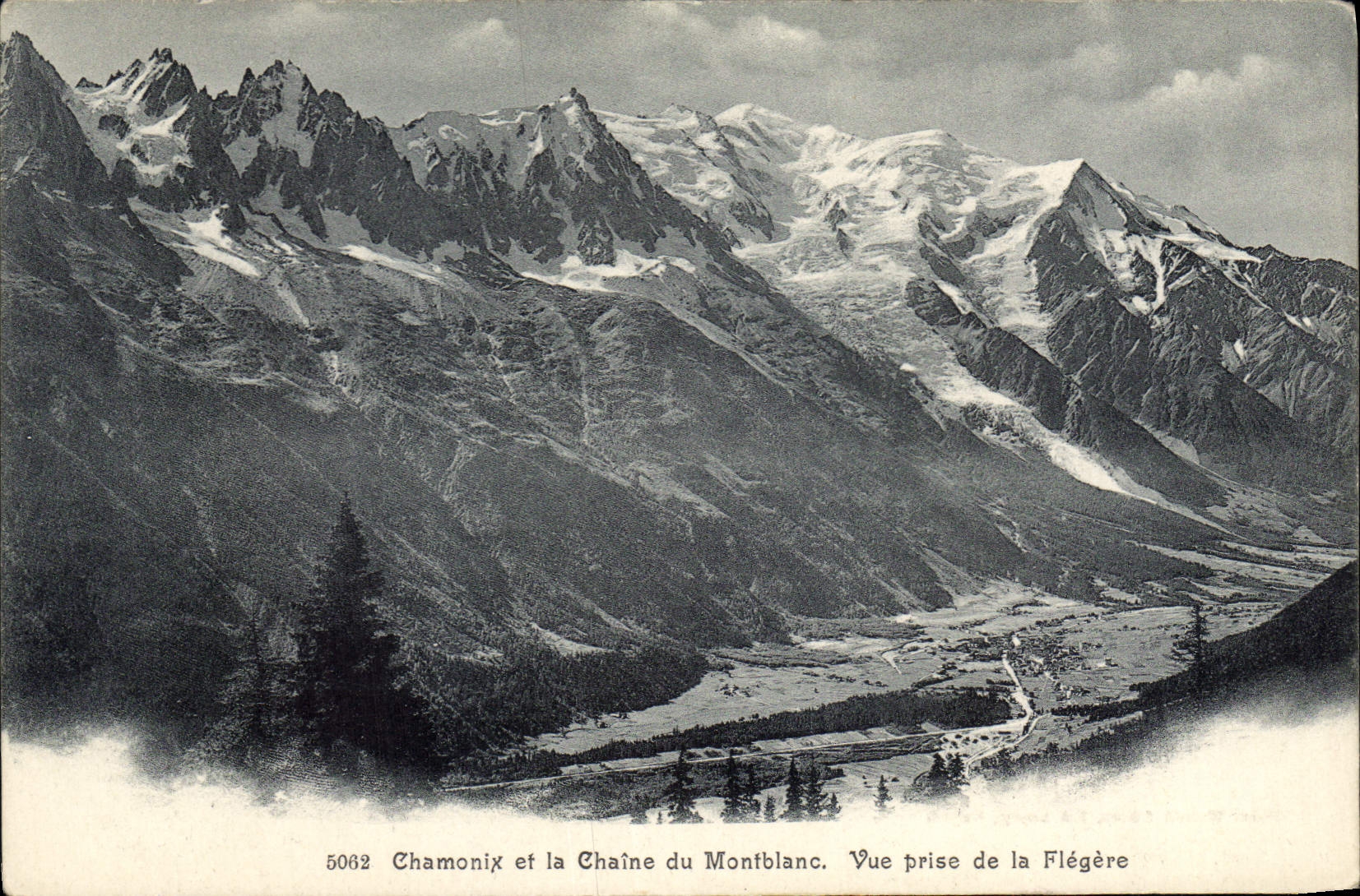 CPA Chamonix et la Chaine du Montblanc Vue prise de la Flegere 