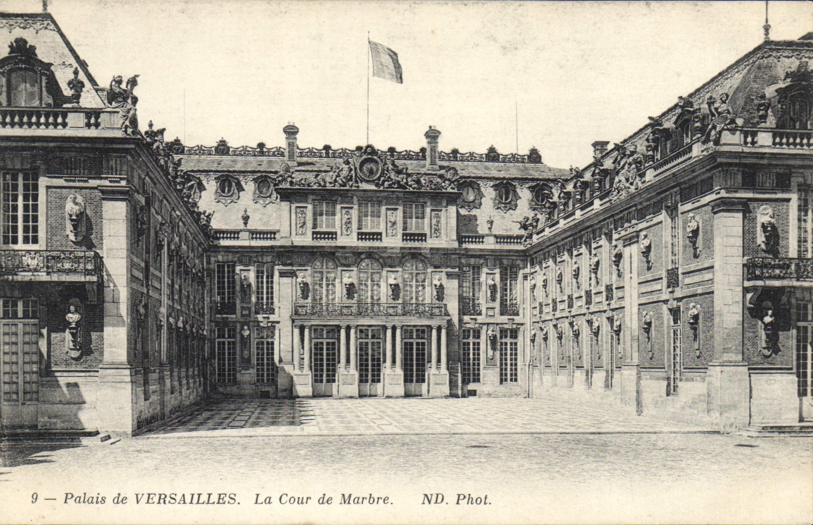 CPA Palais de Versailles La Cour de Marbre 