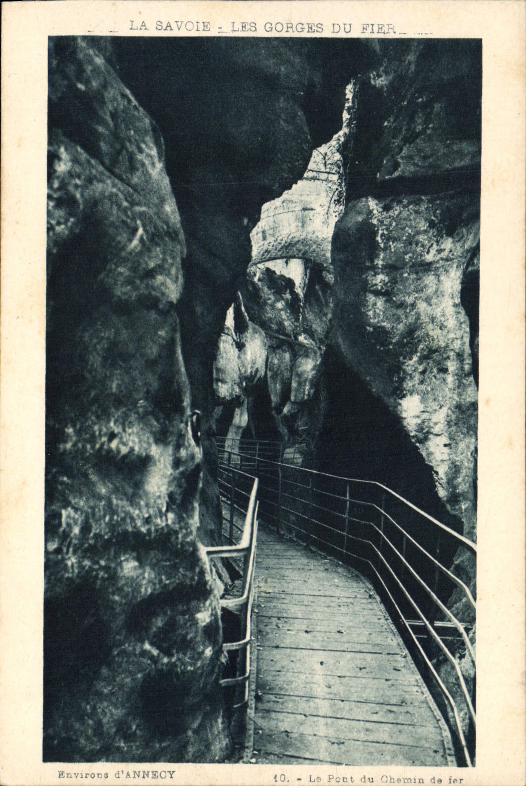 CPA La Savoie Les Gorges du fier Le Pont du Chemin de fer