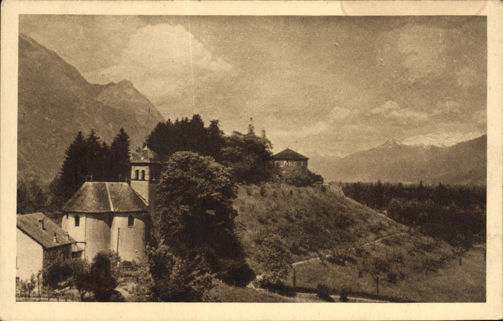 CPA La Savoie Pittoresque Chamousset L'Eglise et le Chateau