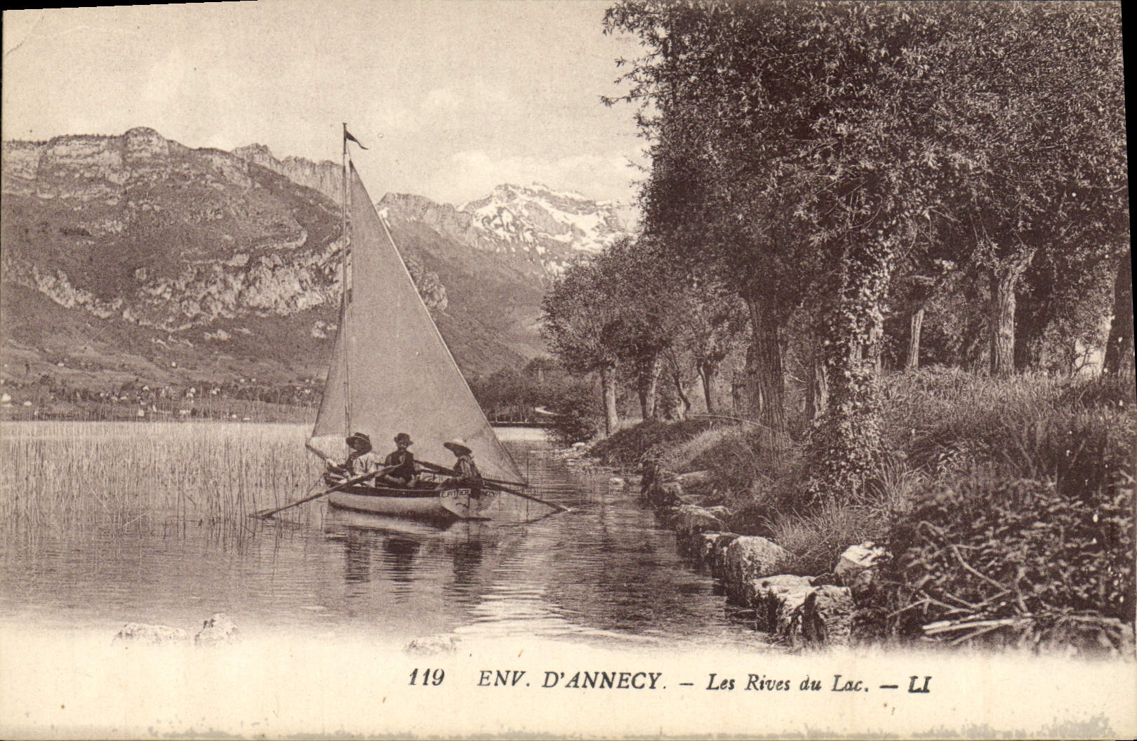 CPA Env d Annecy Les Rives du Lac Bateau