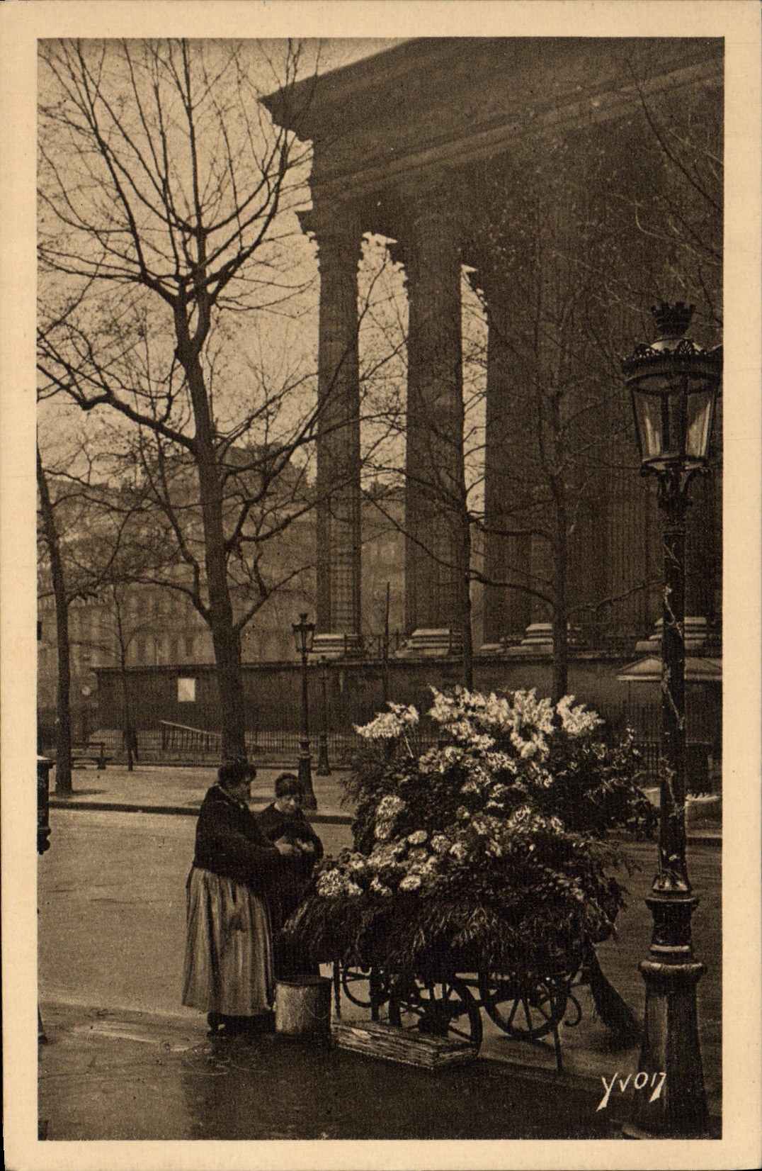CPA Paris en Flanant Marchande de Fleurs Place de la Madeleine 