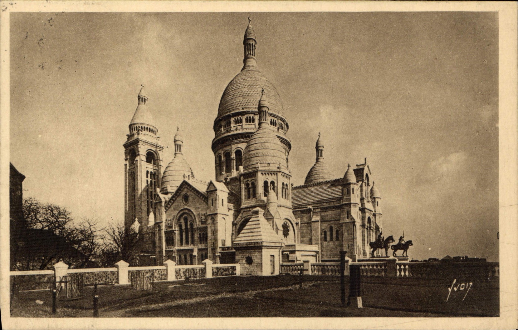 CPA Paris en Flanant Ensemble de la Basilique du Sacre Coeur 