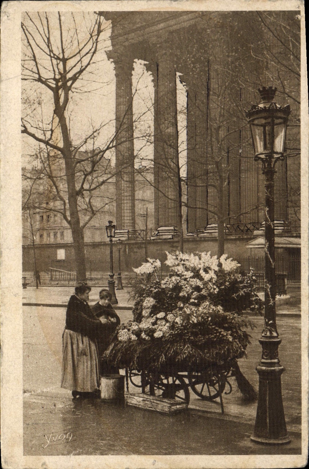 CPA Paris en Flanant Marchande de fleurs Place de la Madeleine