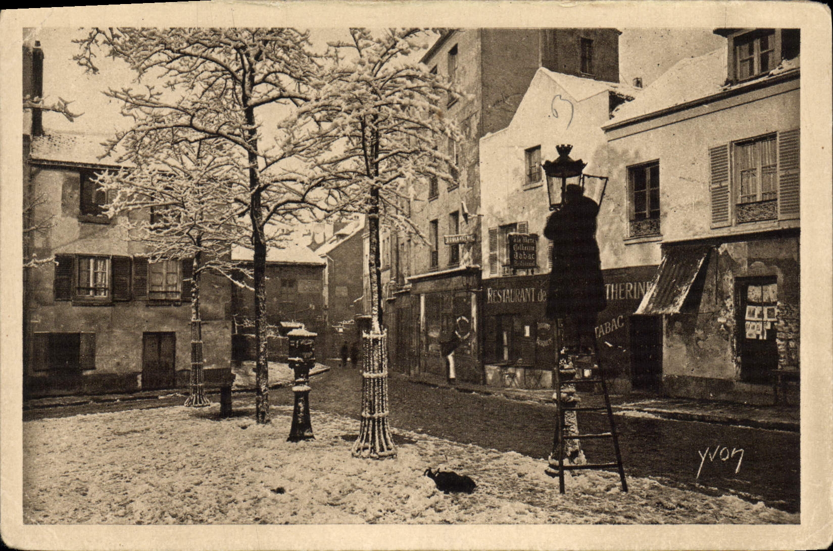 CPA Paris en Flanant Montmartre sous la Neige Place du Tertre et Cabaret de la Mere Catherine 