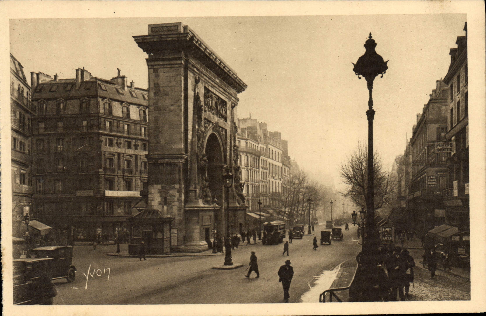 CPA Paris en Flanant La Porte Saint Denis et les Grands Boulevards